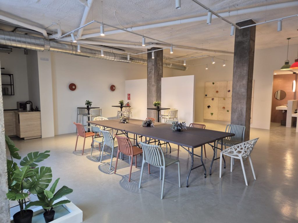 Sala de eventos en Alcorcón con salón, cocina equipada y zona infantil