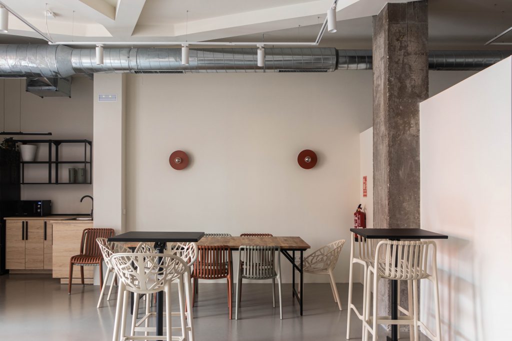 Sala de eventos en Alcorcón con salón, cocina equipada y zona infantil para celebración de cumpleaños