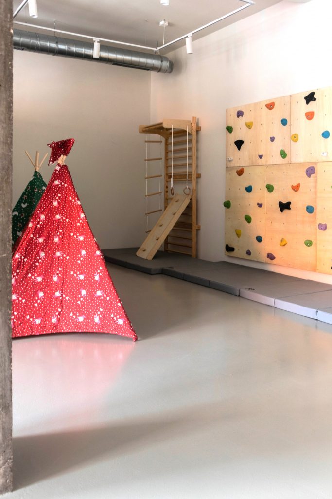 Sala de eventos en Alcorcón con salón, cocina equipada y zona infantil para celebración de cumpleaños