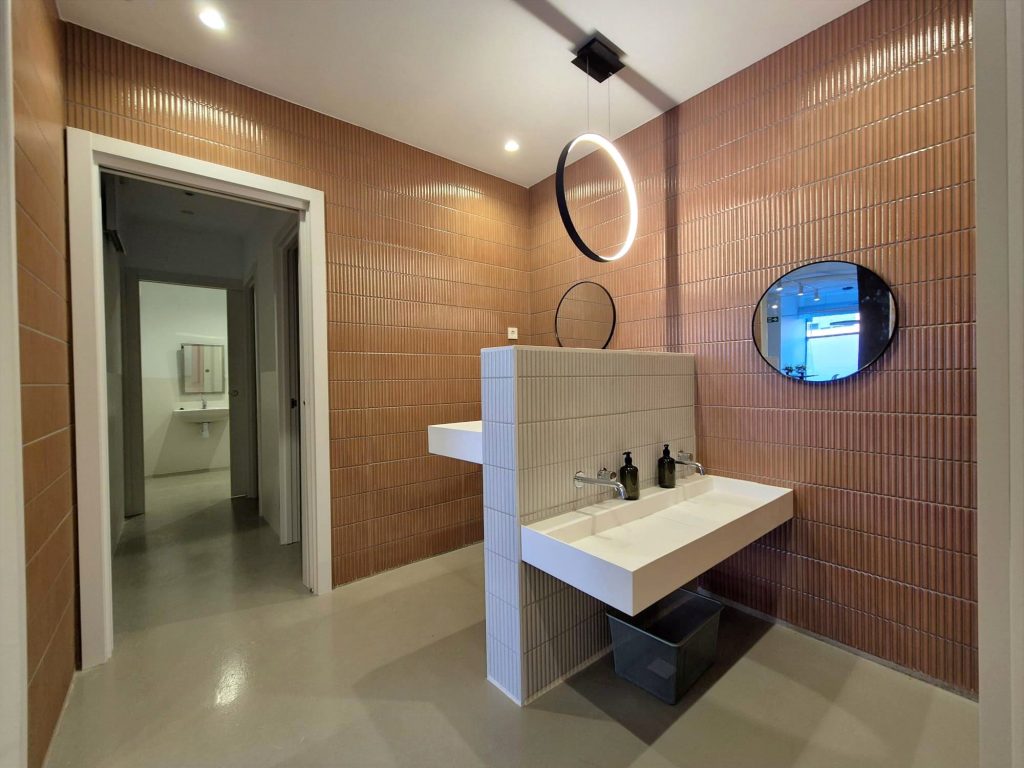 Sala de eventos en Alcorcón con salón, cocina equipada y zona infantil