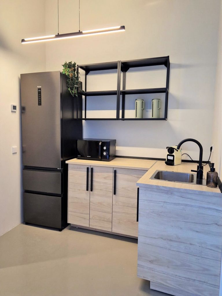 Sala de eventos en Alcorcón con salón, cocina equipada y zona infantil