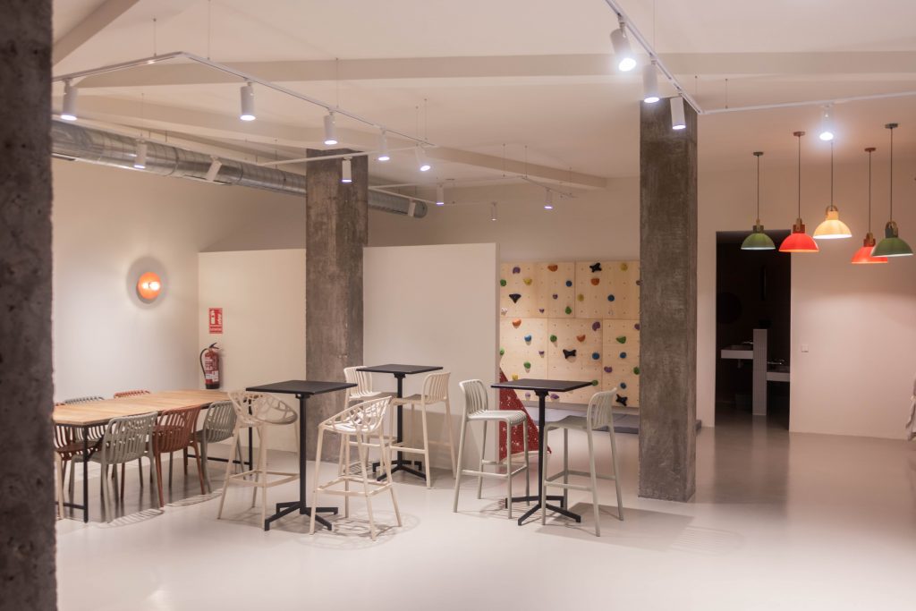 Sala de eventos en Alcorcón con salón, cocina equipada y zona infantil