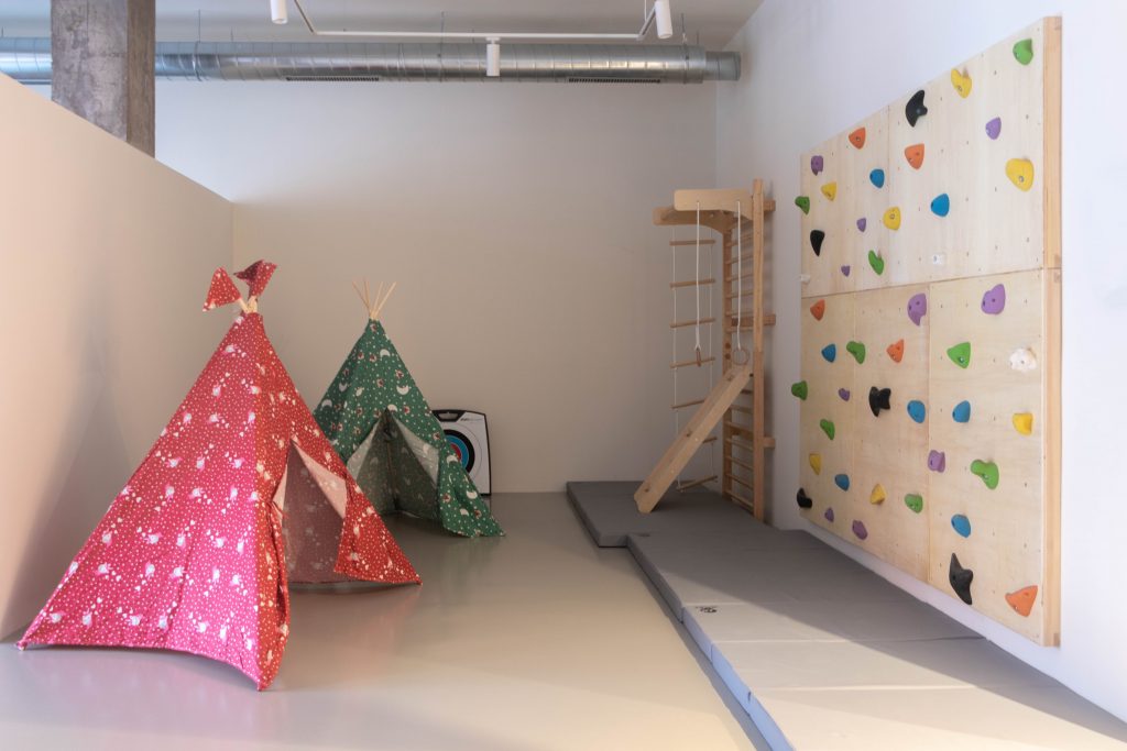 Sala de eventos en Alcorcón con salón, cocina equipada y zona infantil